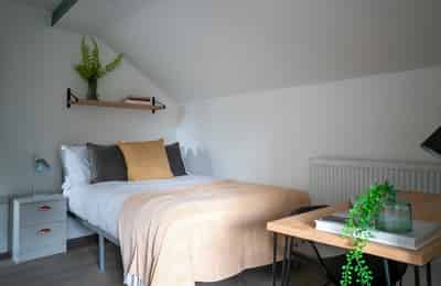 Bedroom 1 - Common Area?w=400&h=260&fit=crop&q=40&auto=format&trim=auto