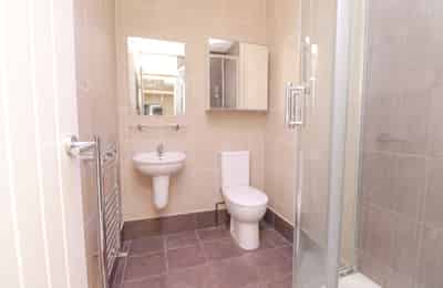 Room in a 7 Bedroom Apartment, 19 The Avenue, Lincoln LN1 1PD - Lincoln, England, United Kingdom - Bedroom 1 - Bathroom