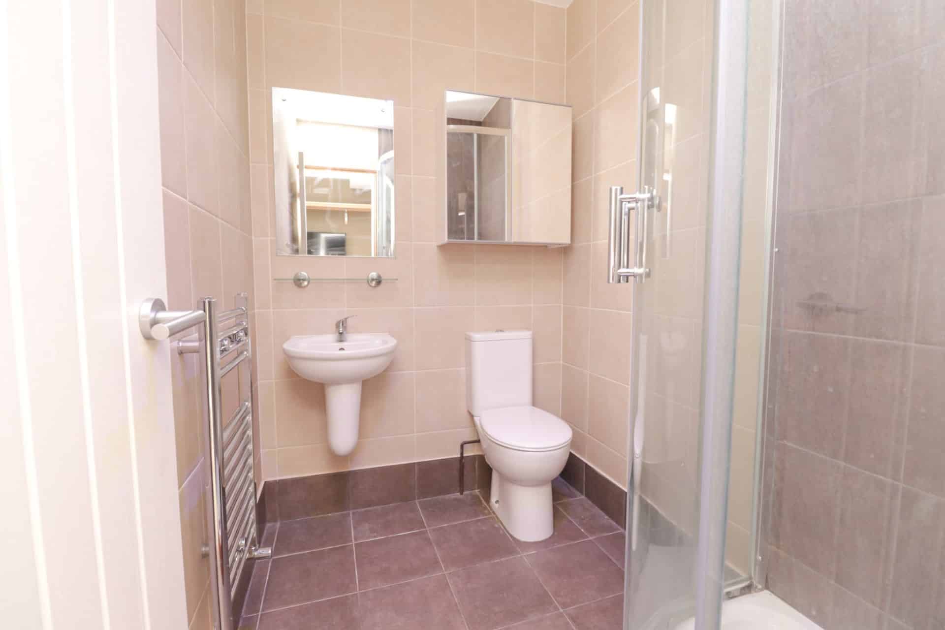 Room in a 7 Bedroom Apartment, 19 The Avenue, Lincoln LN1 1PD - Lincoln, England, United Kingdom - Bedroom 3 - Bathroom