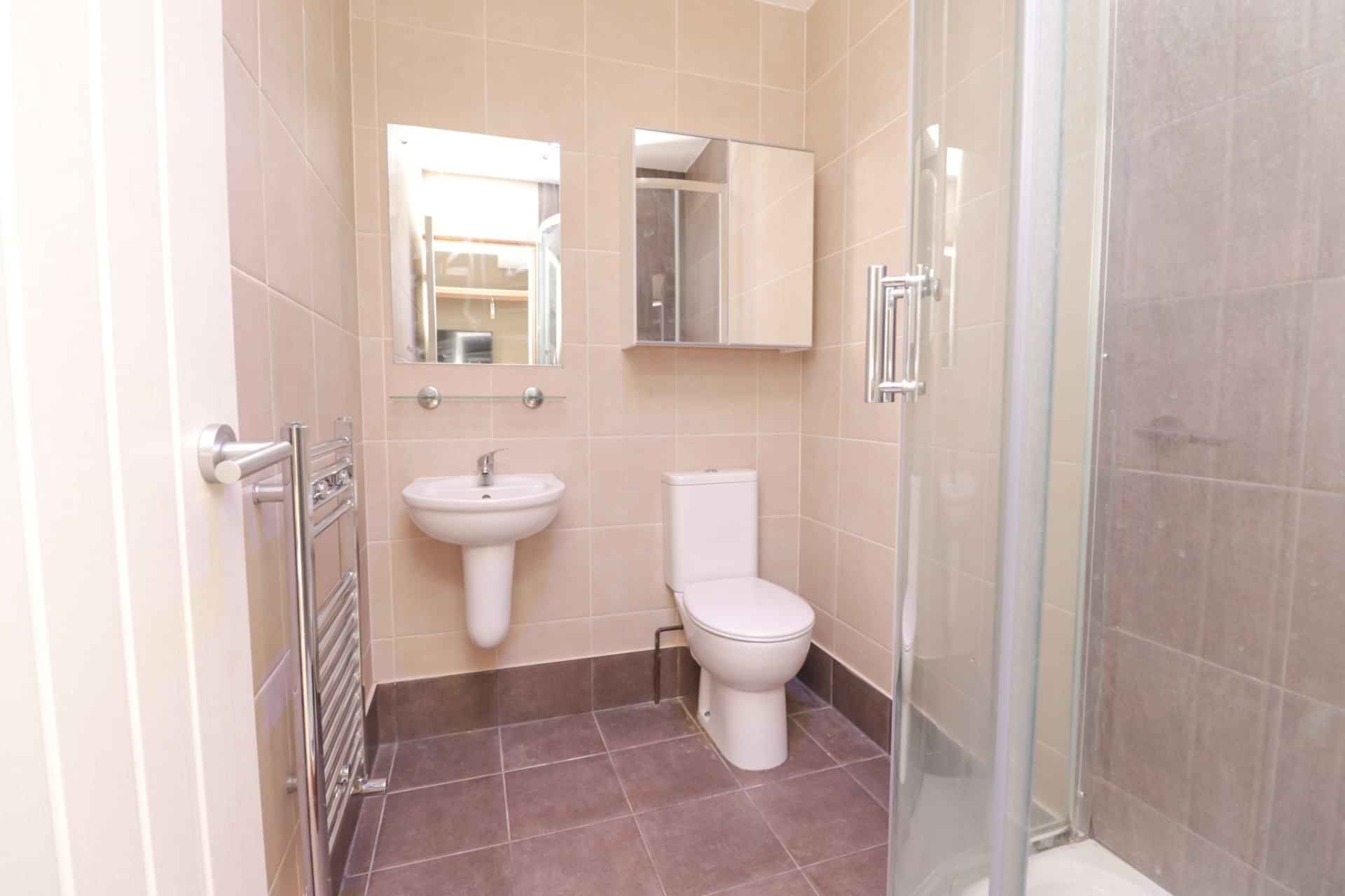 Room in a 7 Bedroom Apartment, 19 The Avenue, Lincoln LN1 1PD - Lincoln, England, United Kingdom - Bedroom 4 - Bathroom