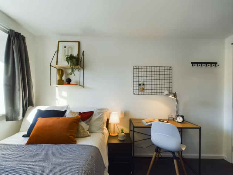 Common Area?w=400&h=260&fit=crop&q=40&auto=format&trim=auto