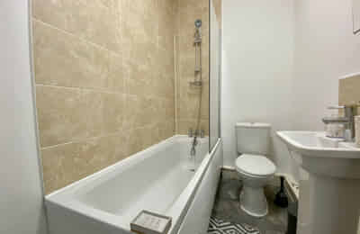 Room in a 8 Bedroom Apartment, Uttoxeter New Road, Derby DE22 3JB - Derby, England, United Kingdom - Bedroom 1 - Bathroom