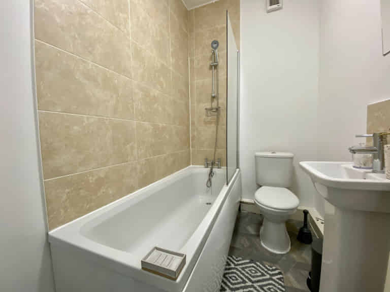 Room in a 8 Bedroom Apartment, Uttoxeter New Road, Derby DE22 3JB - Derby, England, United Kingdom - Bedroom 8 - Bathroom