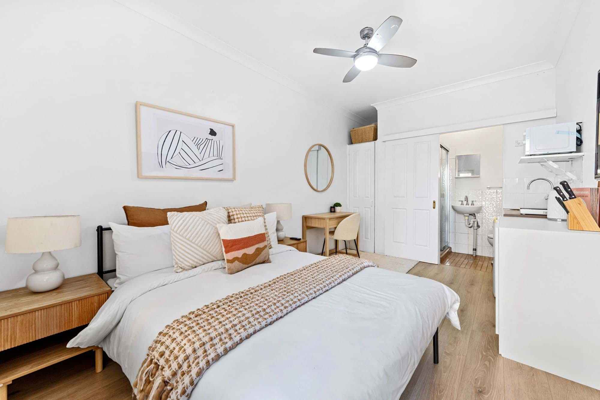 Studio - Bedroom?w=400&h=260&fit=crop&q=40&auto=format&trim=auto