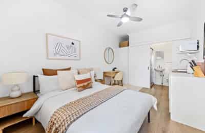 Studio - Bedroom?w=400&h=260&fit=crop&q=40&auto=format&trim=auto