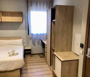 Common Area?w=400&h=260&fit=crop&q=40&auto=format&trim=auto