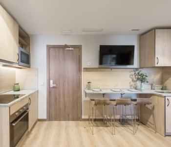 Common Area?w=400&h=260&fit=crop&q=40&auto=format&trim=auto