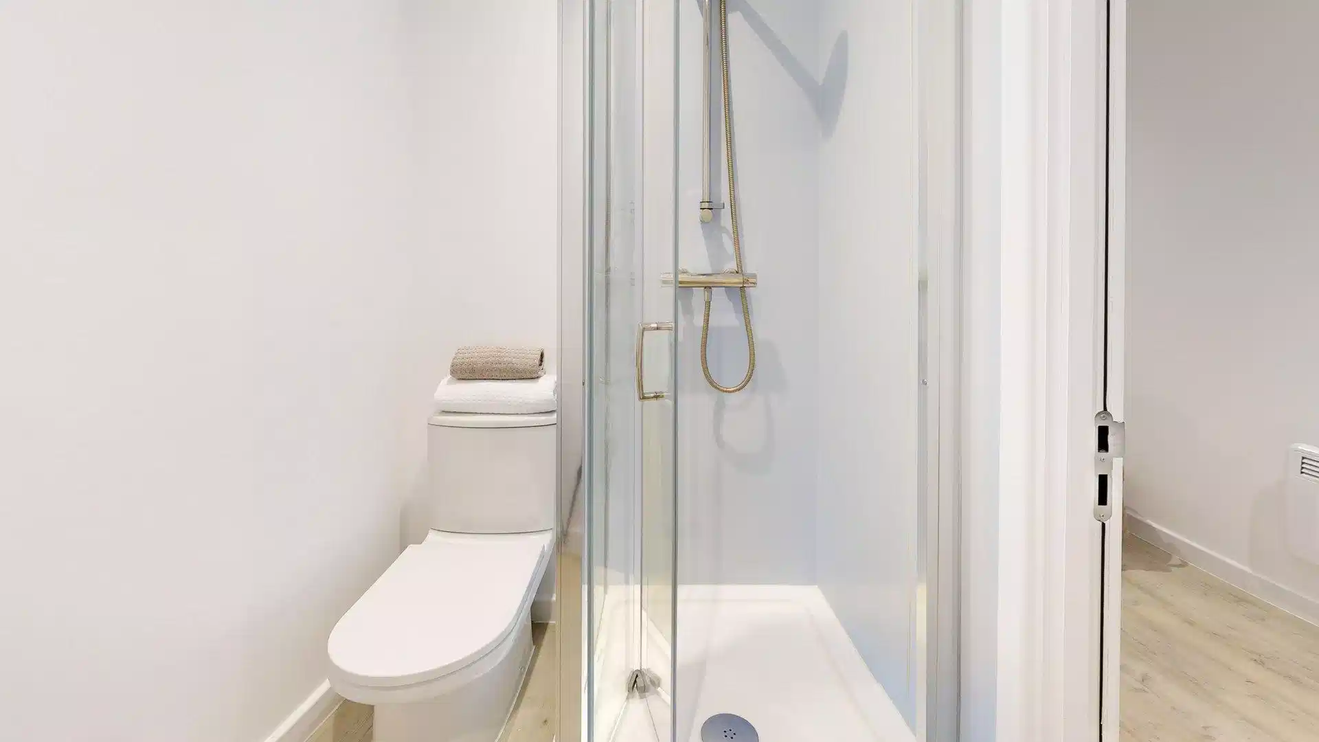 Amenities?w=400&h=260&fit=crop&q=40&auto=format&trim=auto