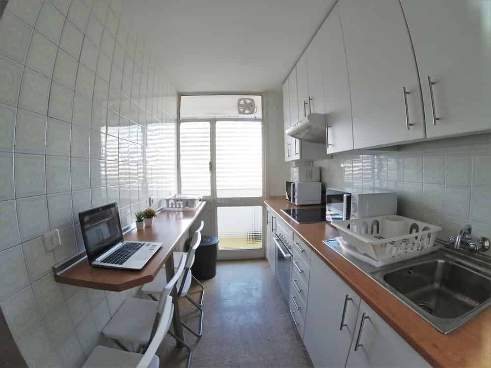 Kitchen?w=400&h=260&fit=crop&q=40&auto=format&trim=auto