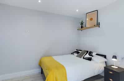 Bedroom 1 - Bathroom?w=400&h=260&fit=crop&q=40&auto=format&trim=auto