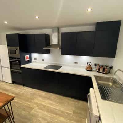 Kitchen?w=400&h=260&fit=crop&q=40&auto=format&trim=auto