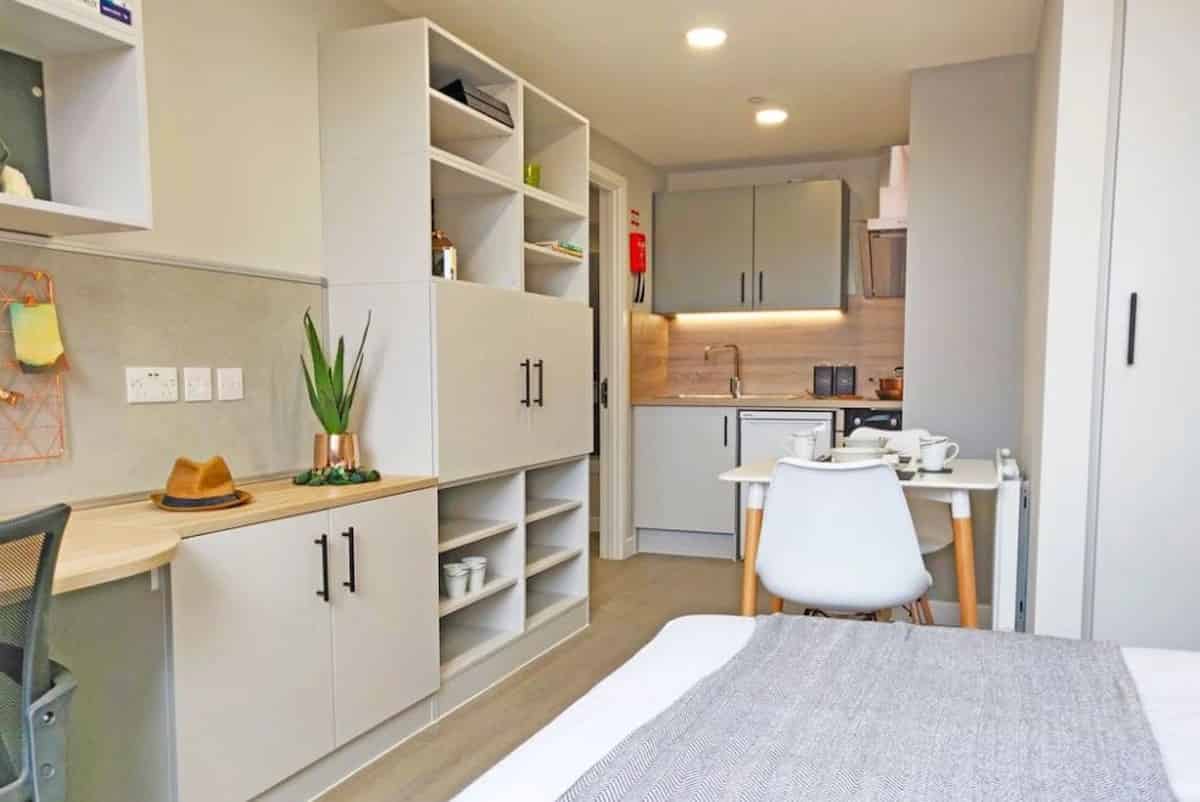 Common Area?w=400&h=260&fit=crop&q=40&auto=format&trim=auto