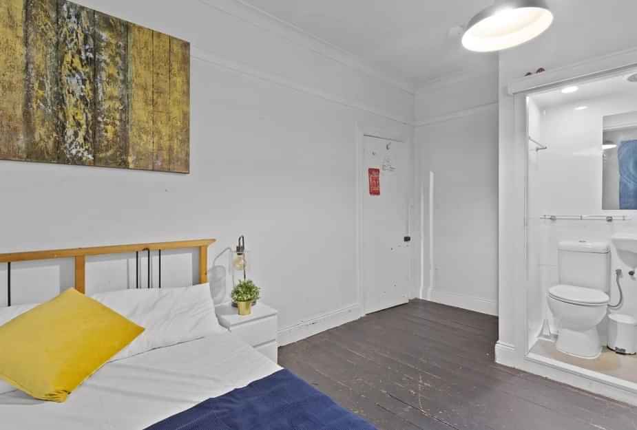 Bedroom?w=400&h=260&fit=crop&q=40&auto=format&trim=auto