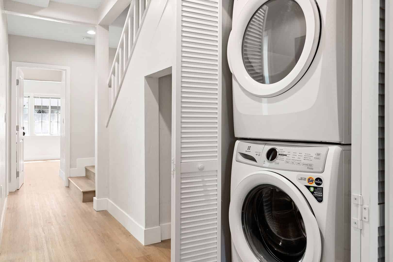 Bathroom?w=400&h=260&fit=crop&q=40&auto=format&trim=auto