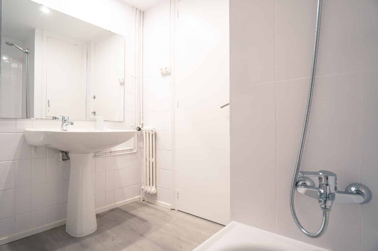 Common Area?w=400&h=260&fit=crop&q=40&auto=format&trim=auto