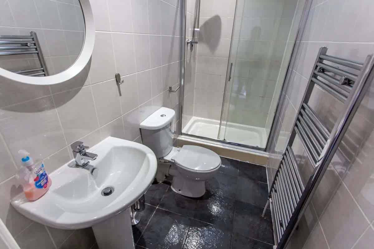 Room in a 4 Bedroom Apartment, 6 Albert Edward Road, Liverpool L7 8RY - Liverpool, England, United Kingdom - Bathroom