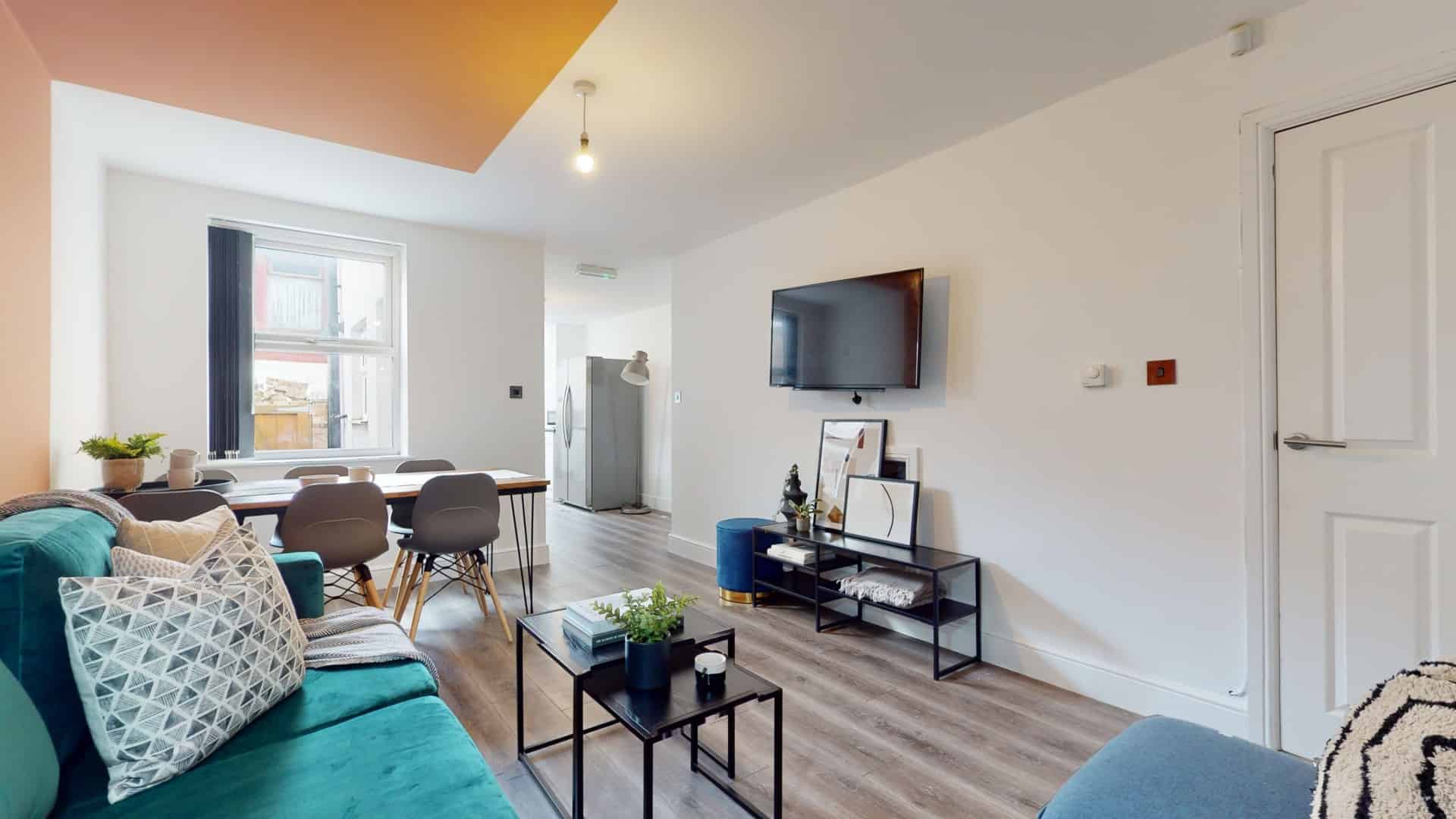 Exterior?w=400&h=260&fit=crop&q=40&auto=format&trim=auto