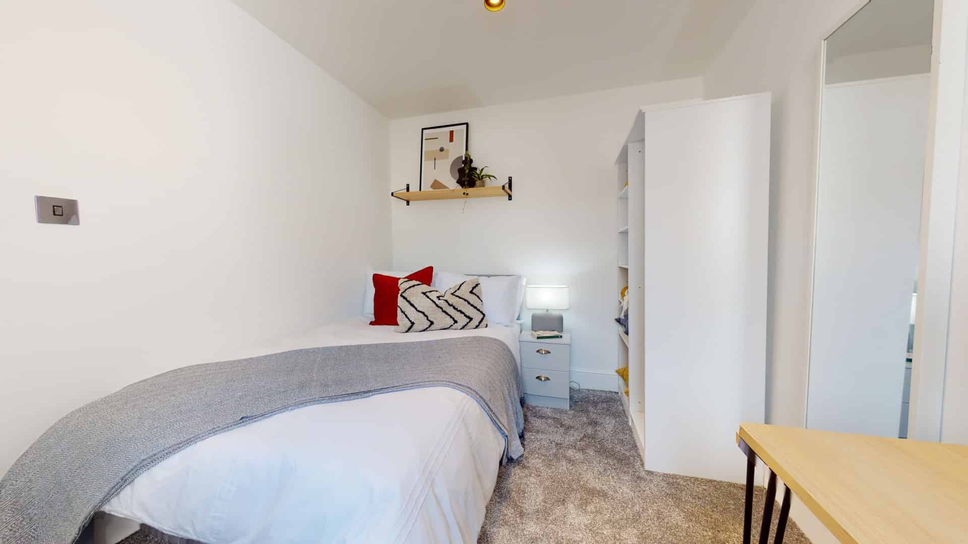 Exterior?w=400&h=260&fit=crop&q=40&auto=format&trim=auto