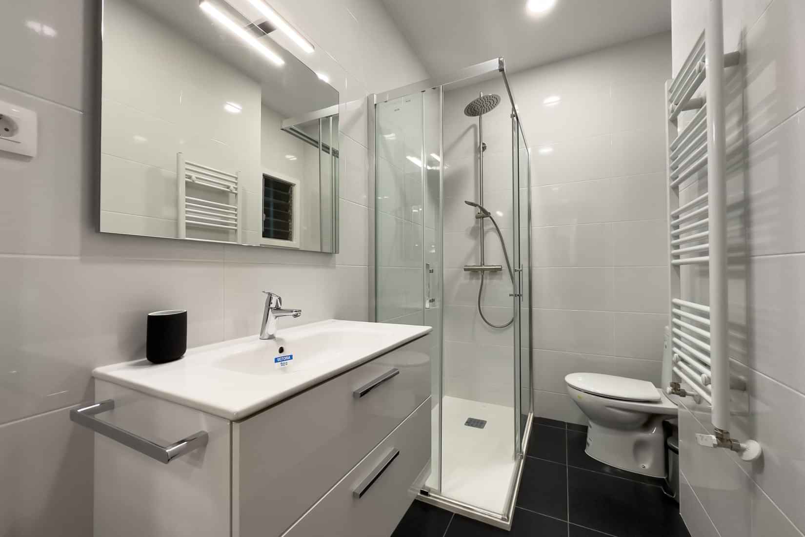 Sardenya, Barcelona - Barcelona, Spain - Bathroom