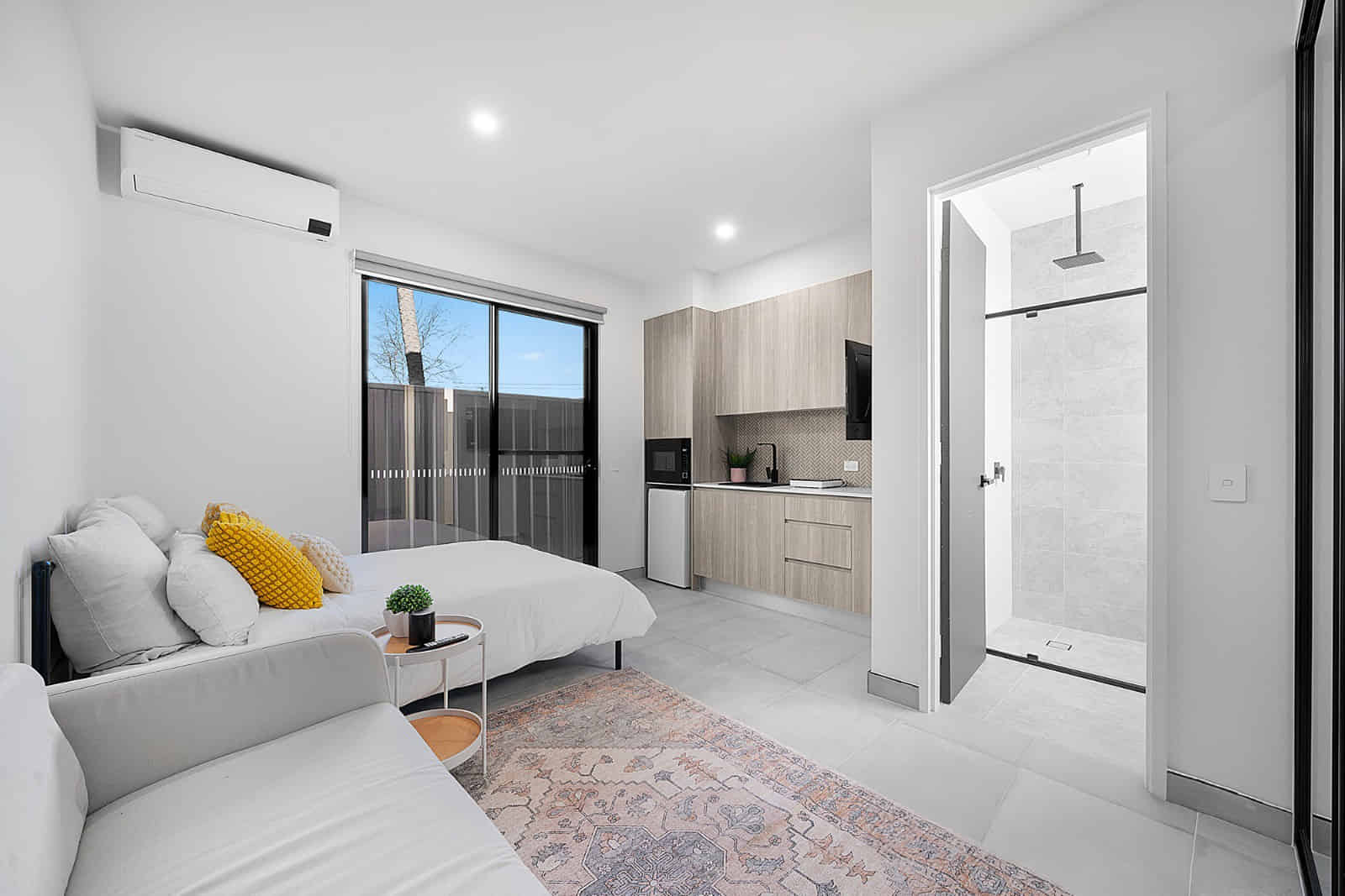 Common Area?w=400&h=260&fit=crop&q=40&auto=format&trim=auto