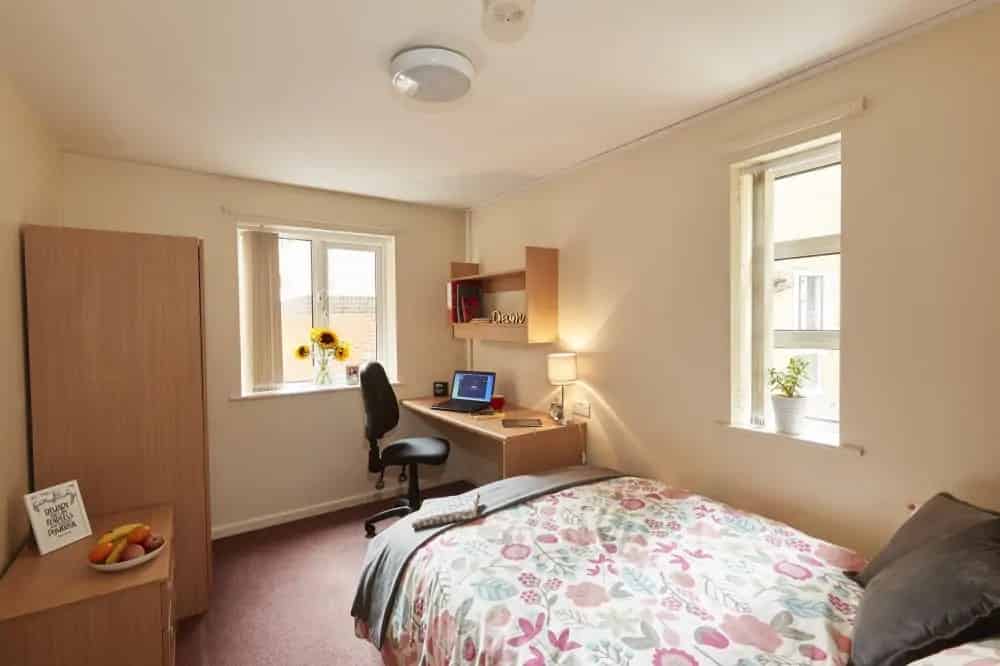 Room in a 6 Bedroom Apartment, 27 Brookside, Derby DE1 3JY - Derby, England, United Kingdom - Bedroom 1 - Bedroom