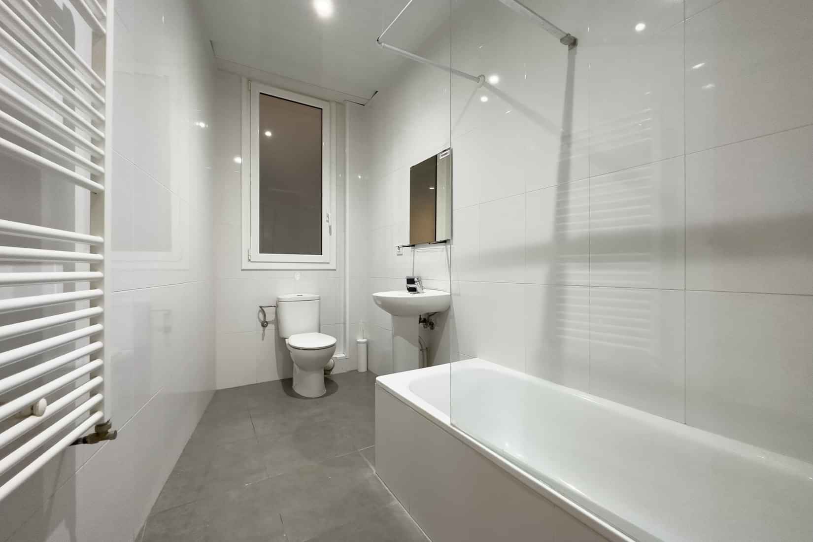 Les Jonqueres 5, Barcelona - Barcelona, Spain - Bathroom