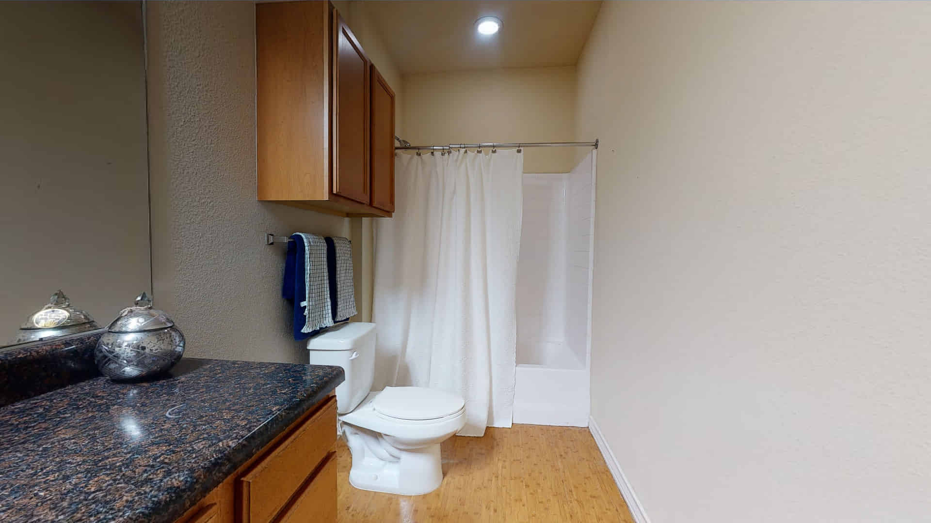 Bedroom?w=400&h=260&fit=crop&q=40&auto=format&trim=auto