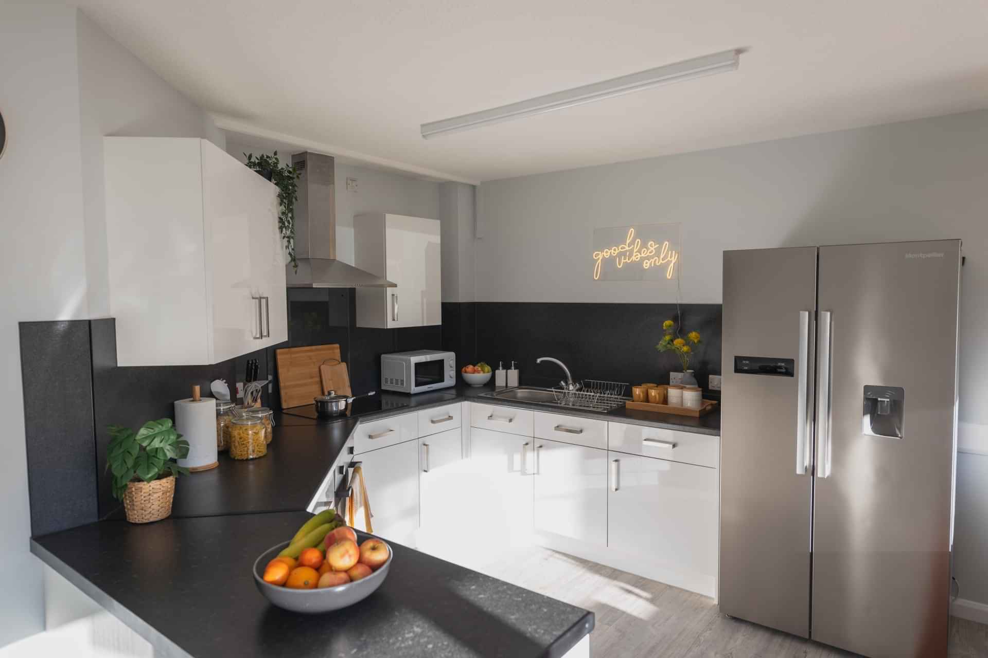 Exterior?w=400&h=260&fit=crop&q=40&auto=format&trim=auto