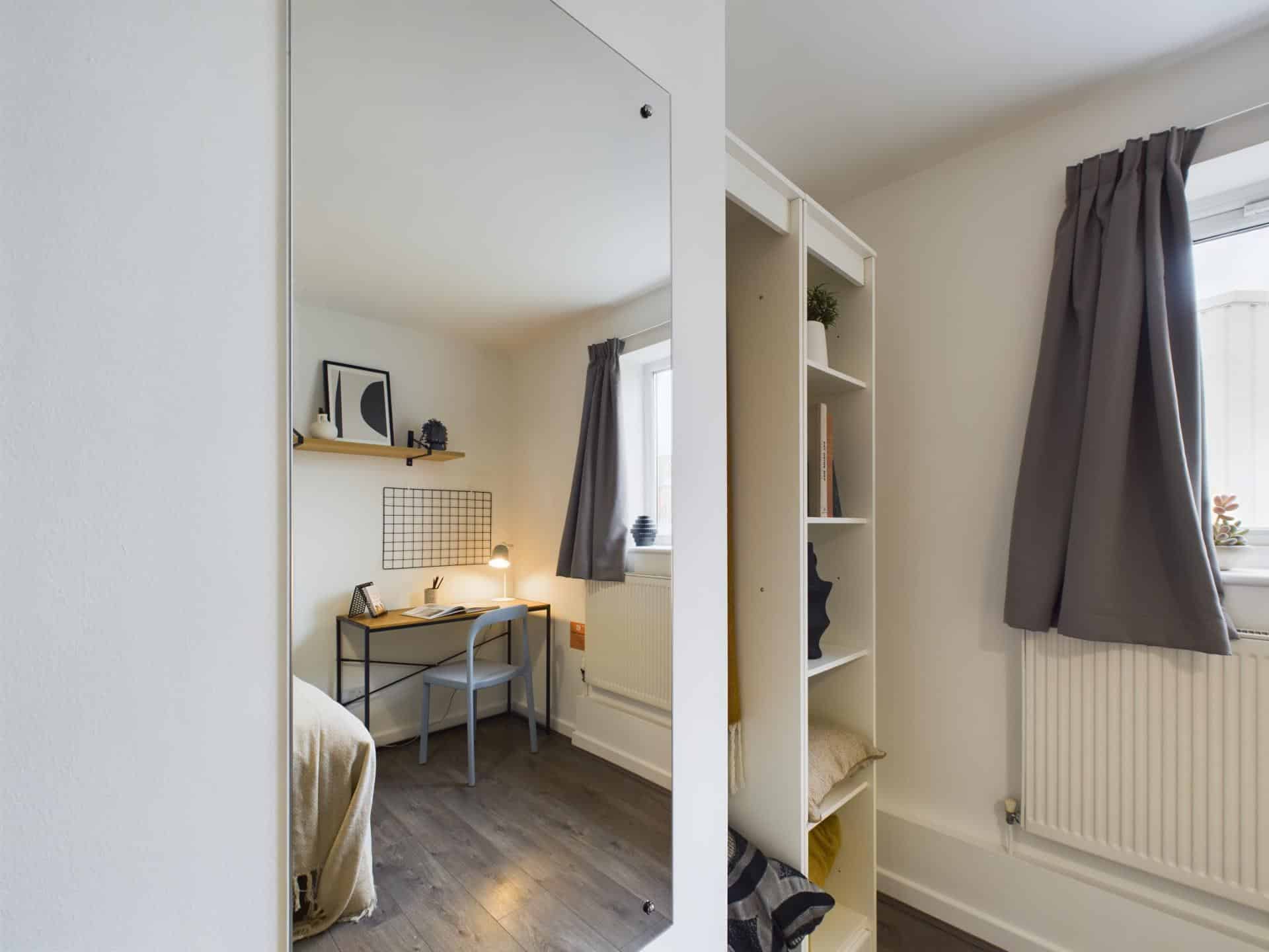 Bathroom?w=400&h=260&fit=crop&q=40&auto=format&trim=auto