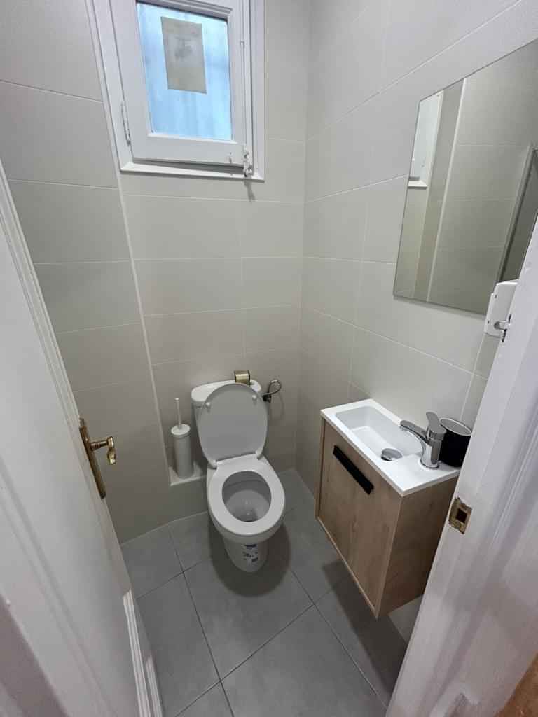 Les Jonqueres 7, Barcelona - Barcelona, Spain - Bathroom