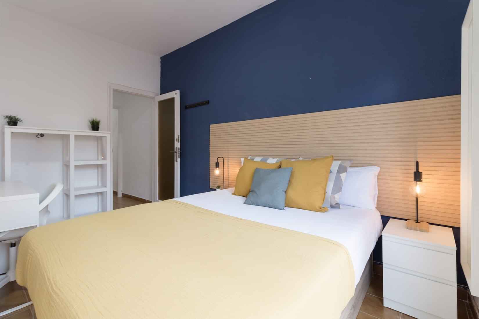 Room?w=400&h=260&fit=crop&q=40&auto=format&trim=auto