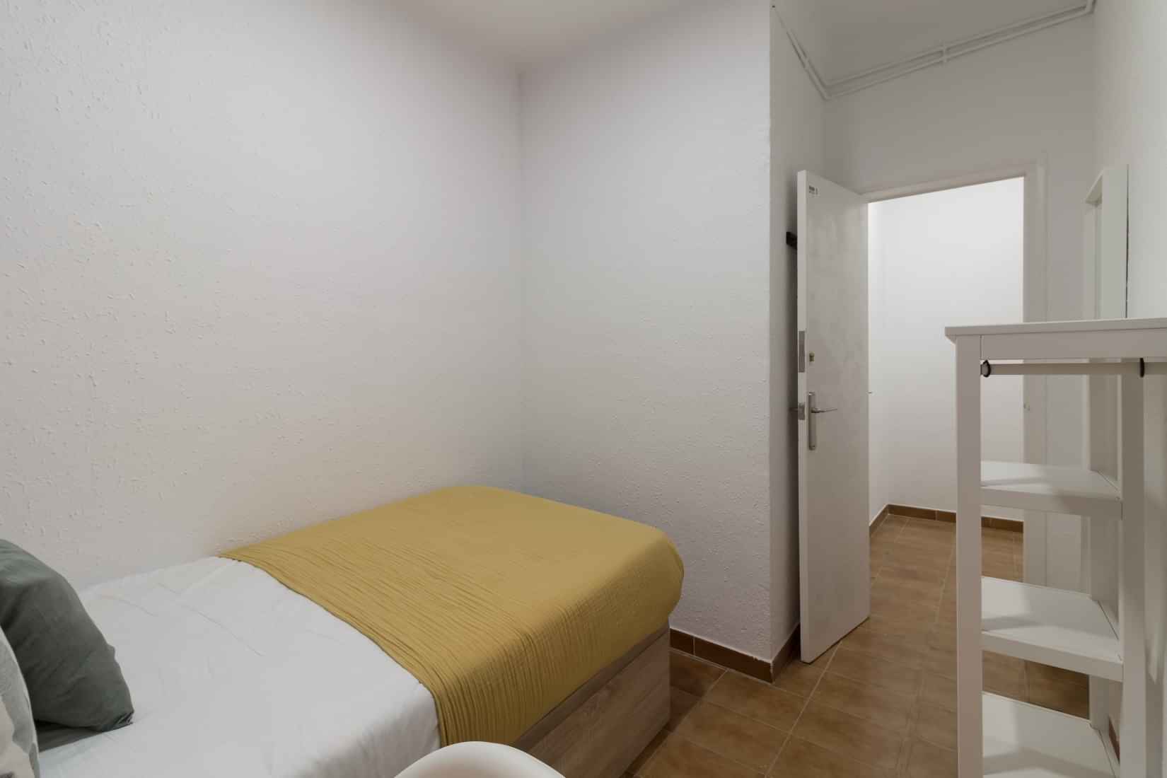 Bathroom?w=400&h=260&fit=crop&q=40&auto=format&trim=auto