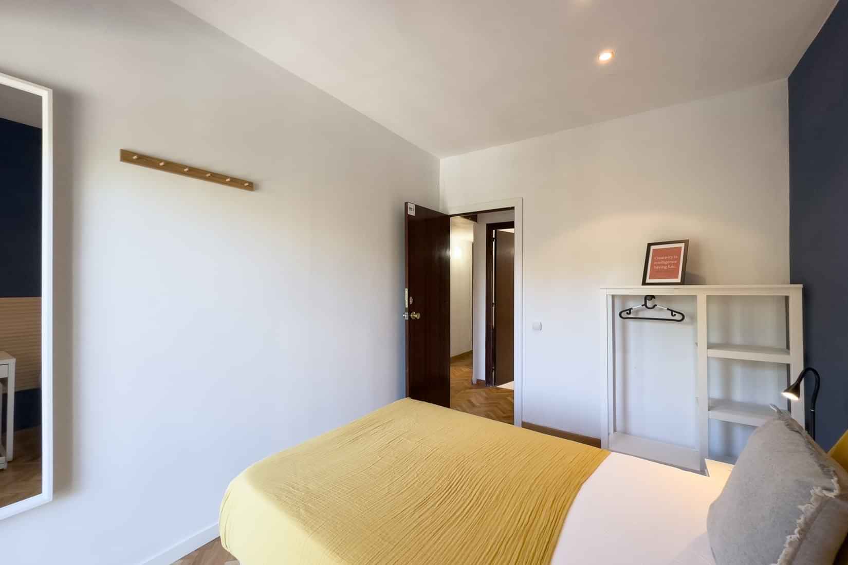 Bathroom?w=400&h=260&fit=crop&q=40&auto=format&trim=auto