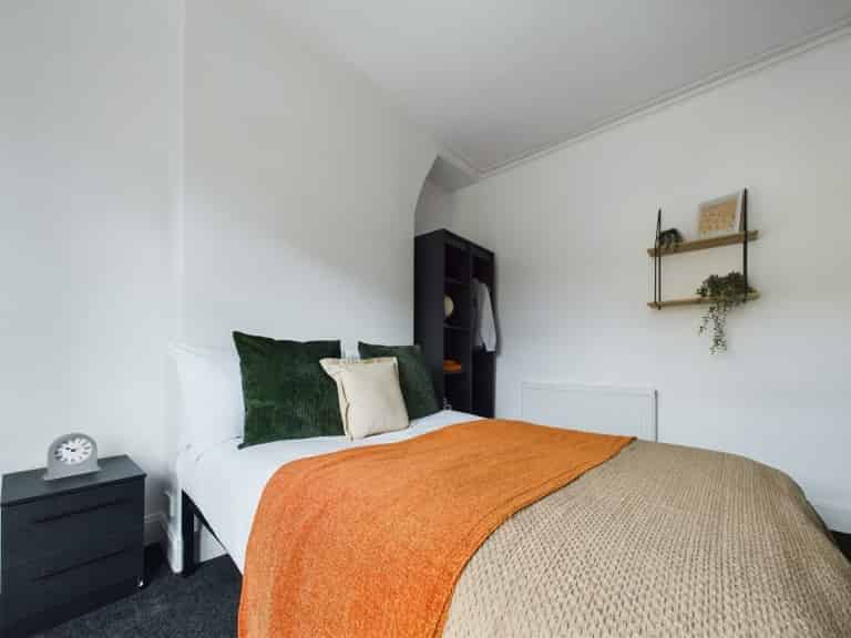 Bedroom?w=400&h=260&fit=crop&q=40&auto=format&trim=auto