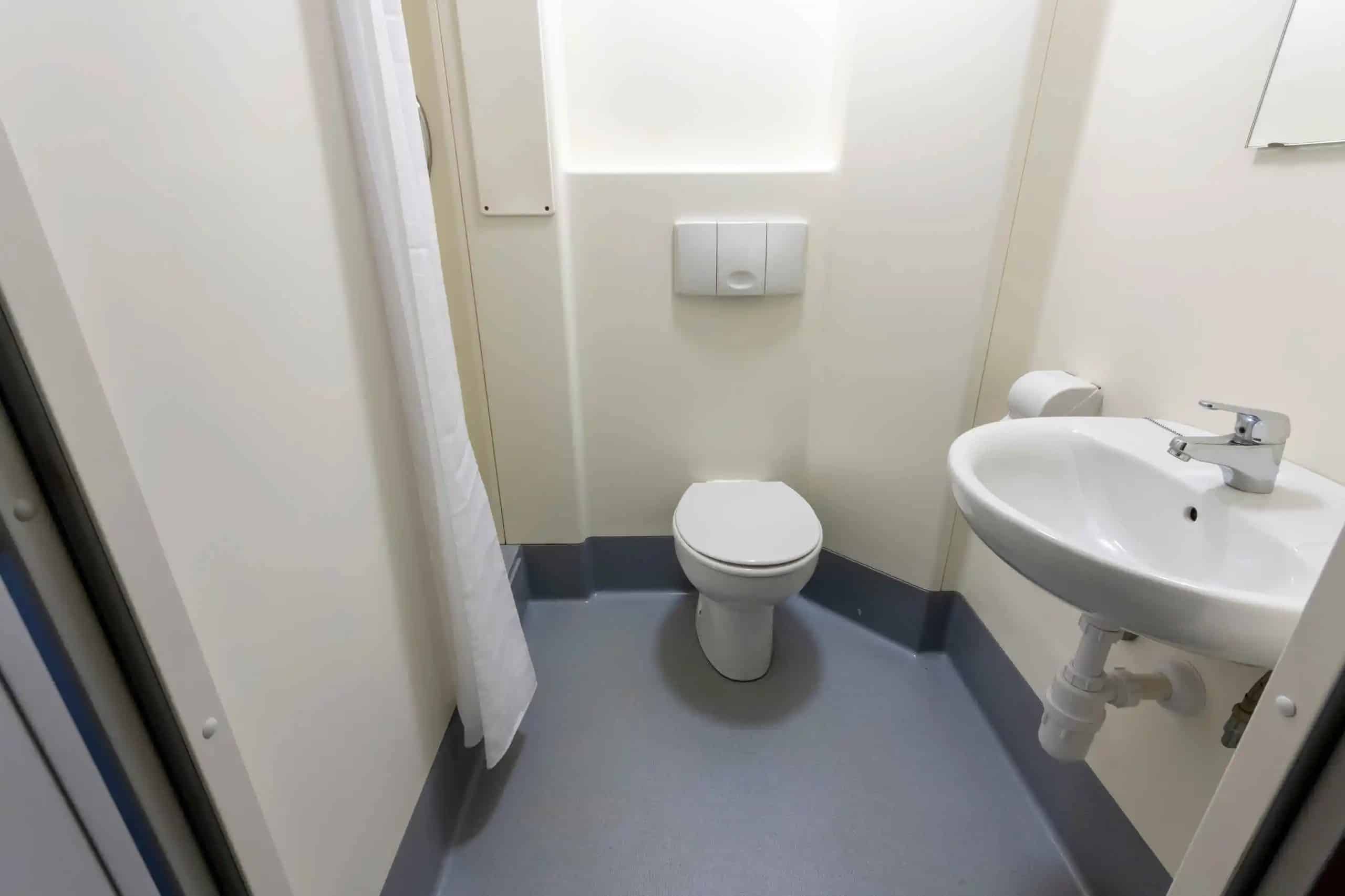 Common Area?w=400&h=260&fit=crop&q=40&auto=format&trim=auto