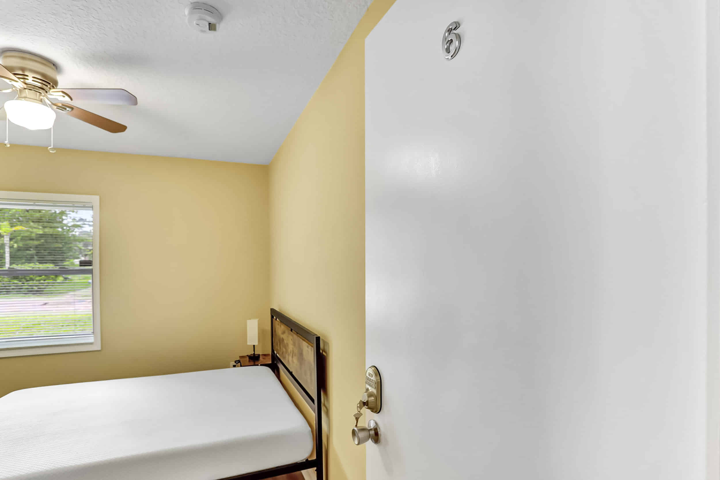 Bathroom?w=400&h=260&fit=crop&q=40&auto=format&trim=auto