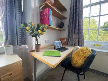 Common Area?w=400&h=260&fit=crop&q=40&auto=format&trim=auto