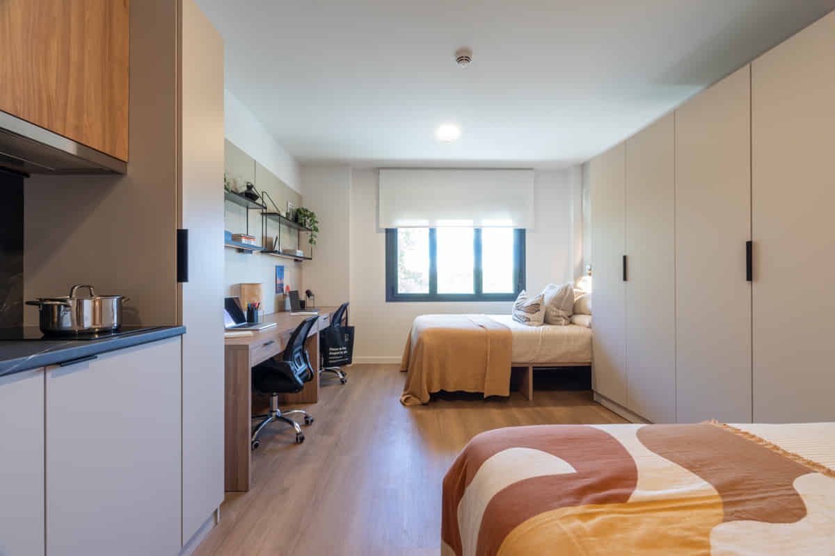 Common Area?w=400&h=260&fit=crop&q=40&auto=format&trim=auto