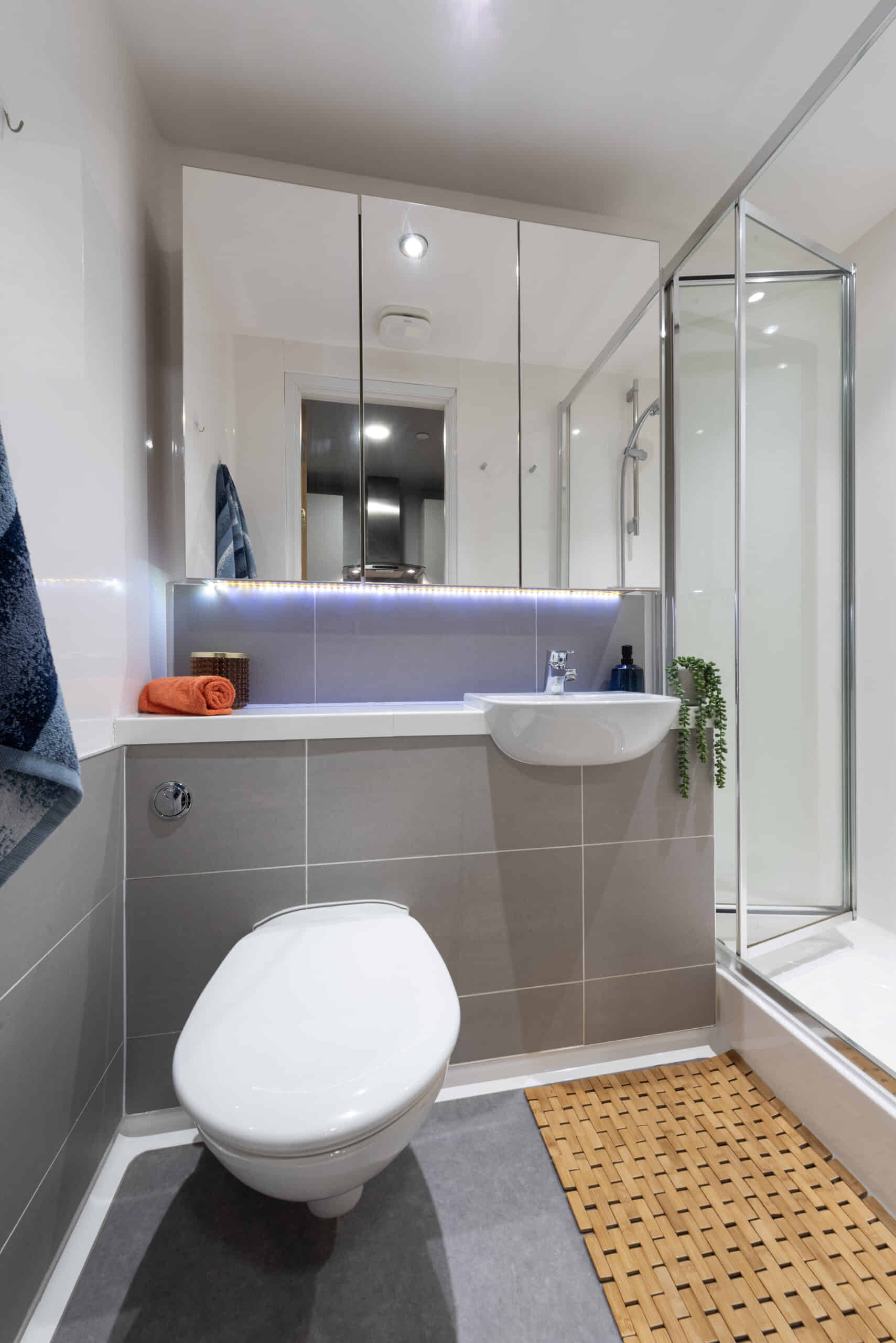 Exterior?w=400&h=260&fit=crop&q=40&auto=format&trim=auto