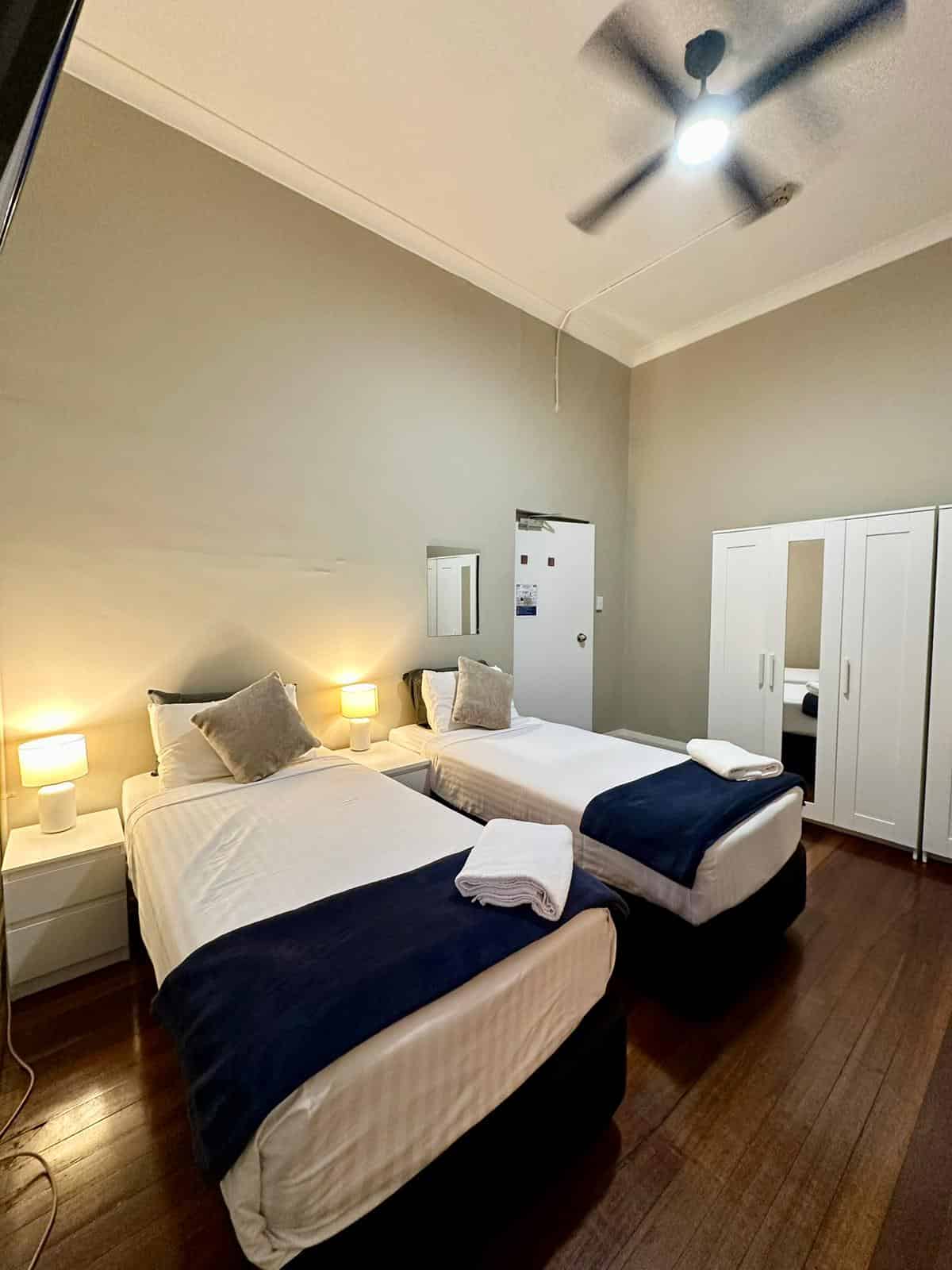 Bathroom?w=400&h=260&fit=crop&q=40&auto=format&trim=auto