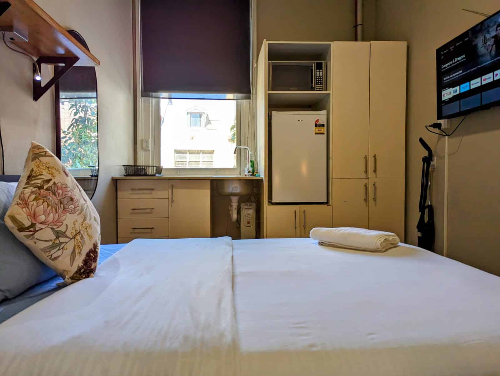 Bathroom?w=400&h=260&fit=crop&q=40&auto=format&trim=auto