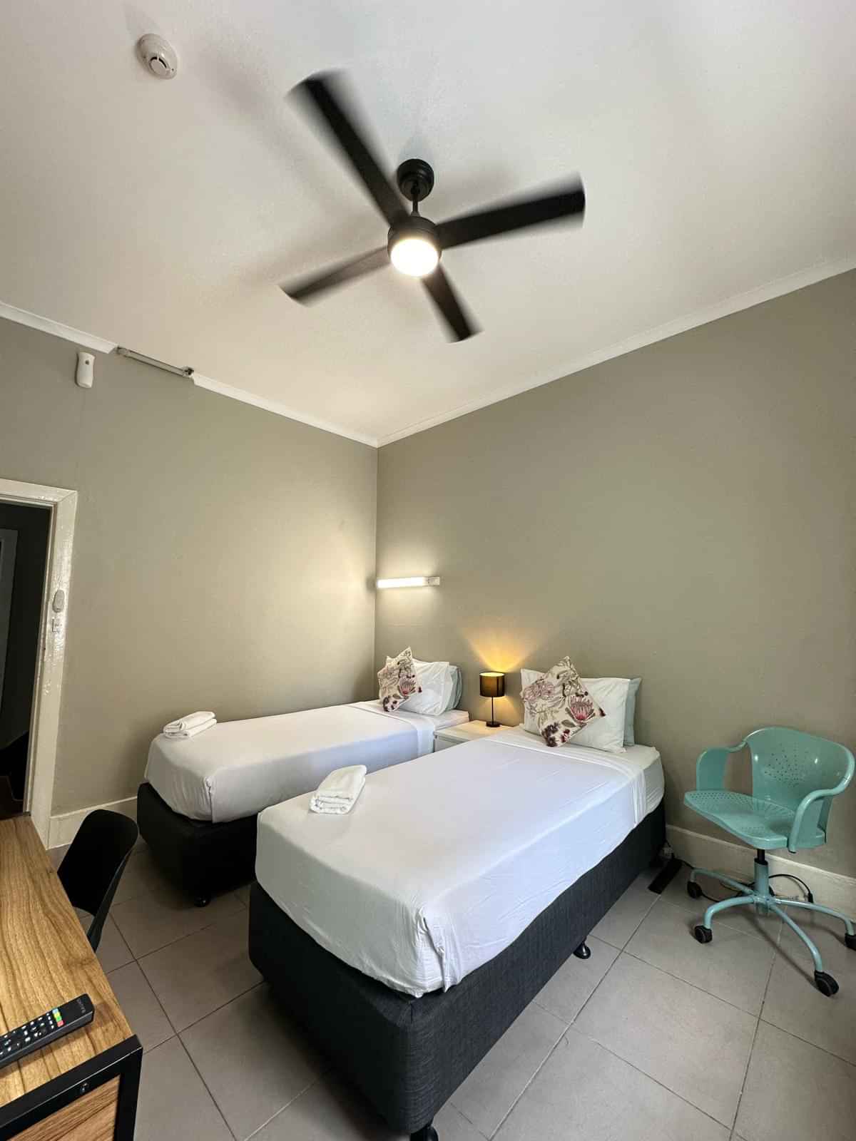 Bathroom?w=400&h=260&fit=crop&q=40&auto=format&trim=auto