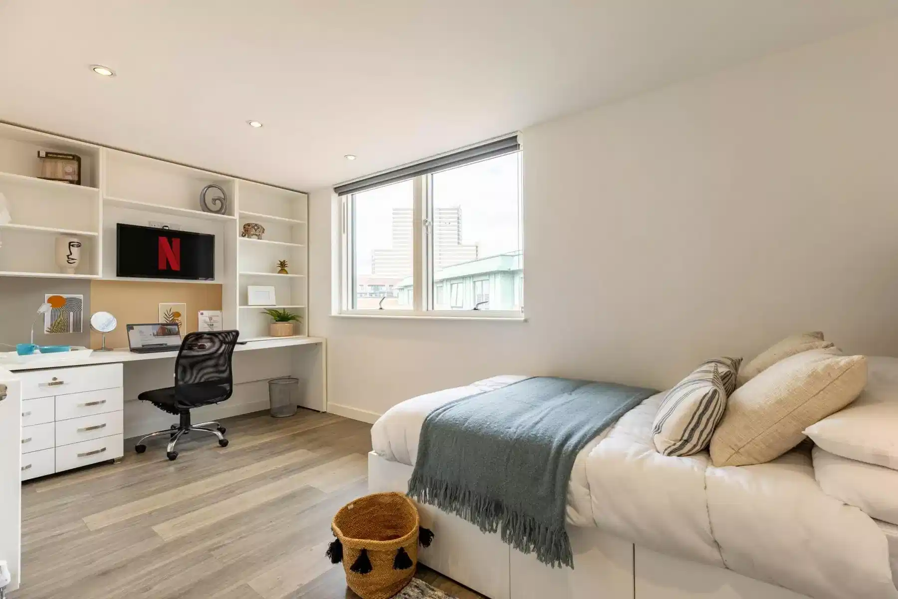 Common Area?w=400&h=260&fit=crop&q=40&auto=format&trim=auto