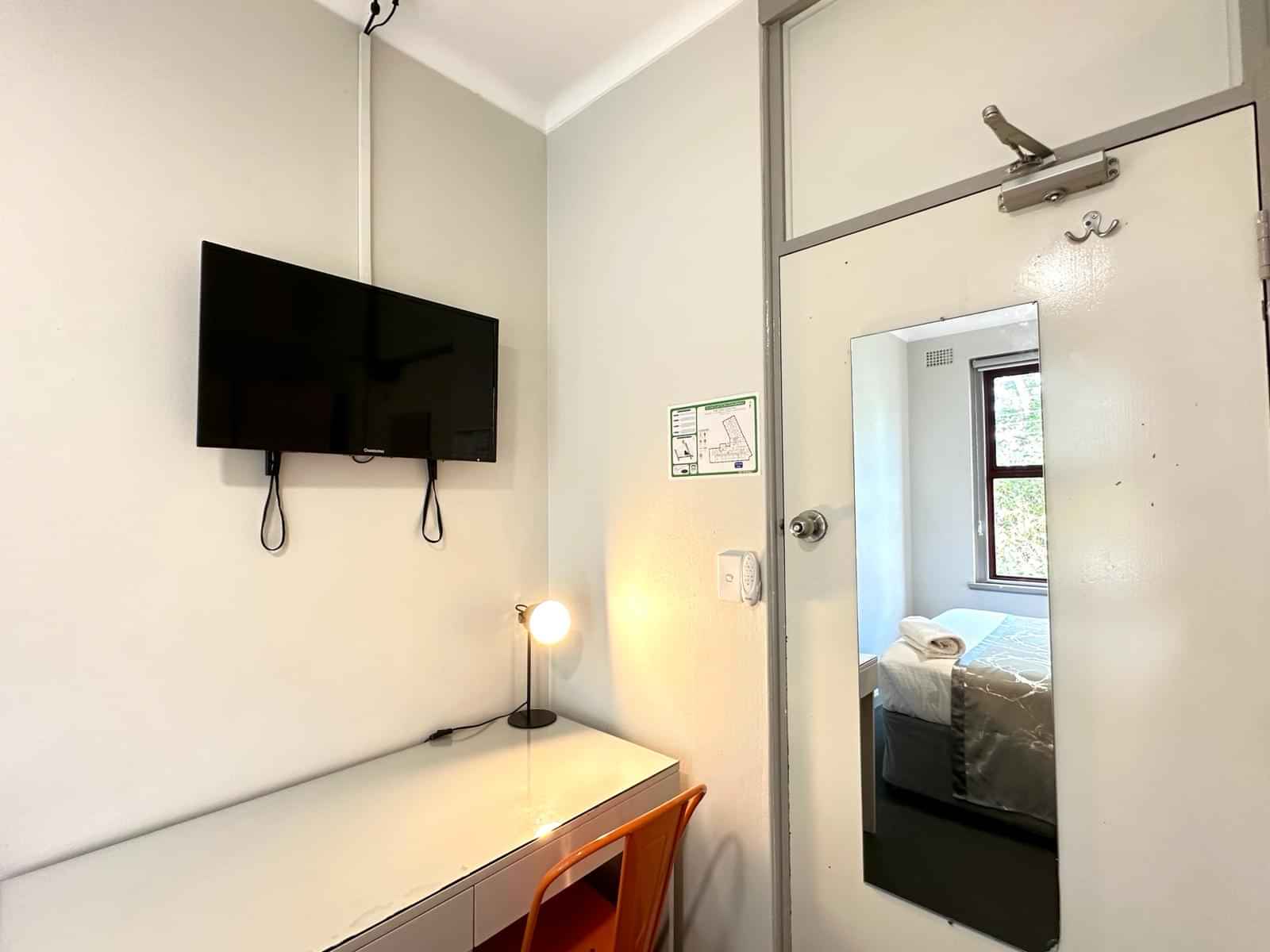 Bathroom?w=400&h=260&fit=crop&q=40&auto=format&trim=auto