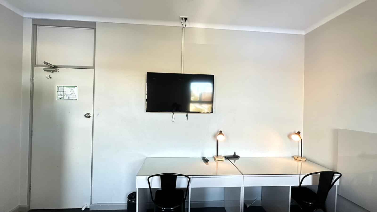 Bathroom?w=400&h=260&fit=crop&q=40&auto=format&trim=auto