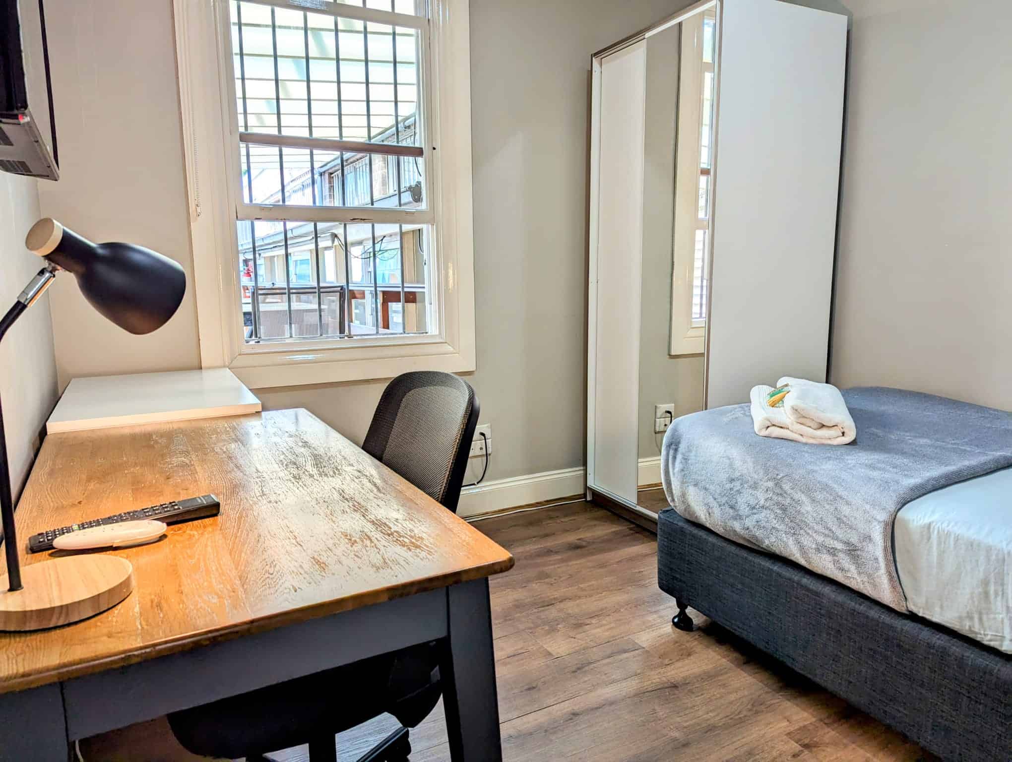 Kitchen?w=400&h=260&fit=crop&q=40&auto=format&trim=auto