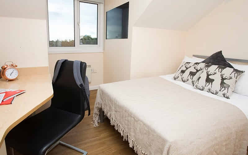 Exterior?w=400&h=260&fit=crop&q=40&auto=format&trim=auto