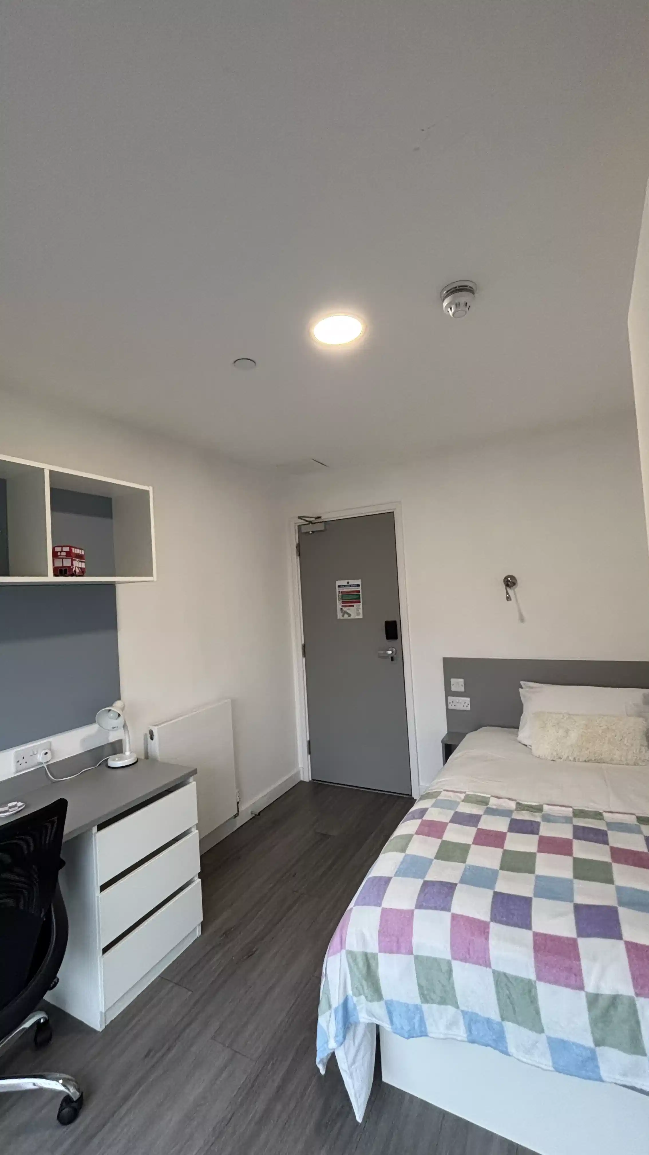 Amenities?w=400&h=260&fit=crop&q=40&auto=format&trim=auto