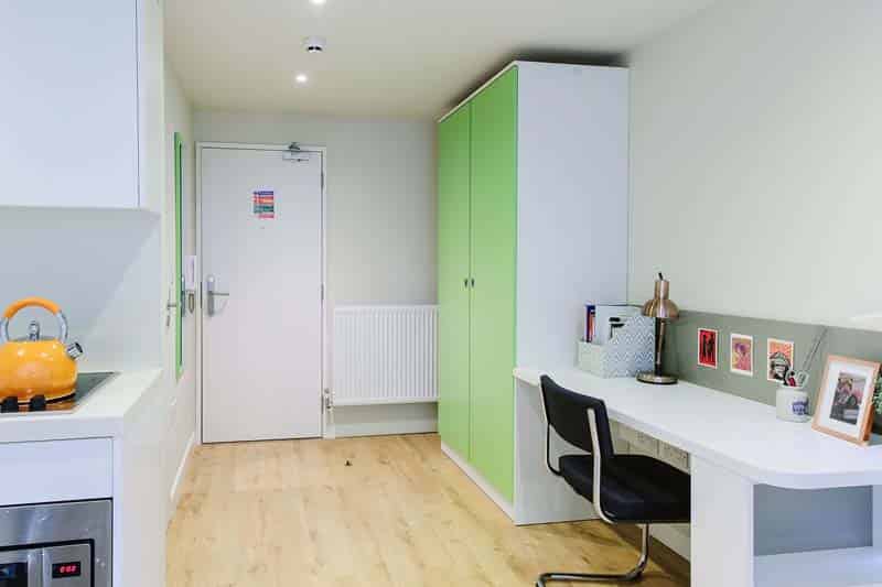 Common Area?w=400&h=260&fit=crop&q=40&auto=format&trim=auto