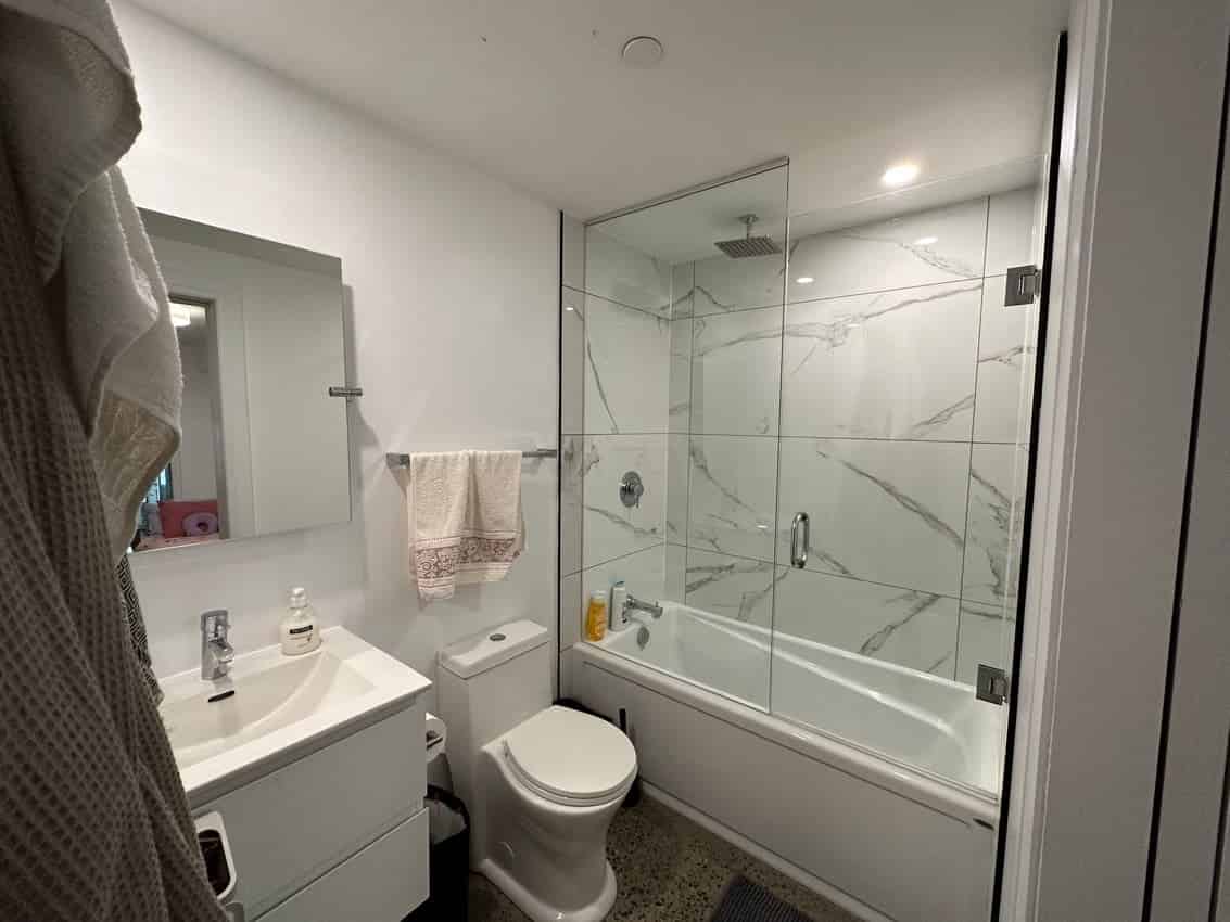 Deluxe Room - Bedroom?w=400&h=260&fit=crop&q=40&auto=format&trim=auto